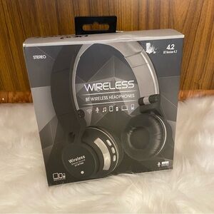 🛍️3/$30 BNIB  Stereo Bluetooth wireless over the ear headphones